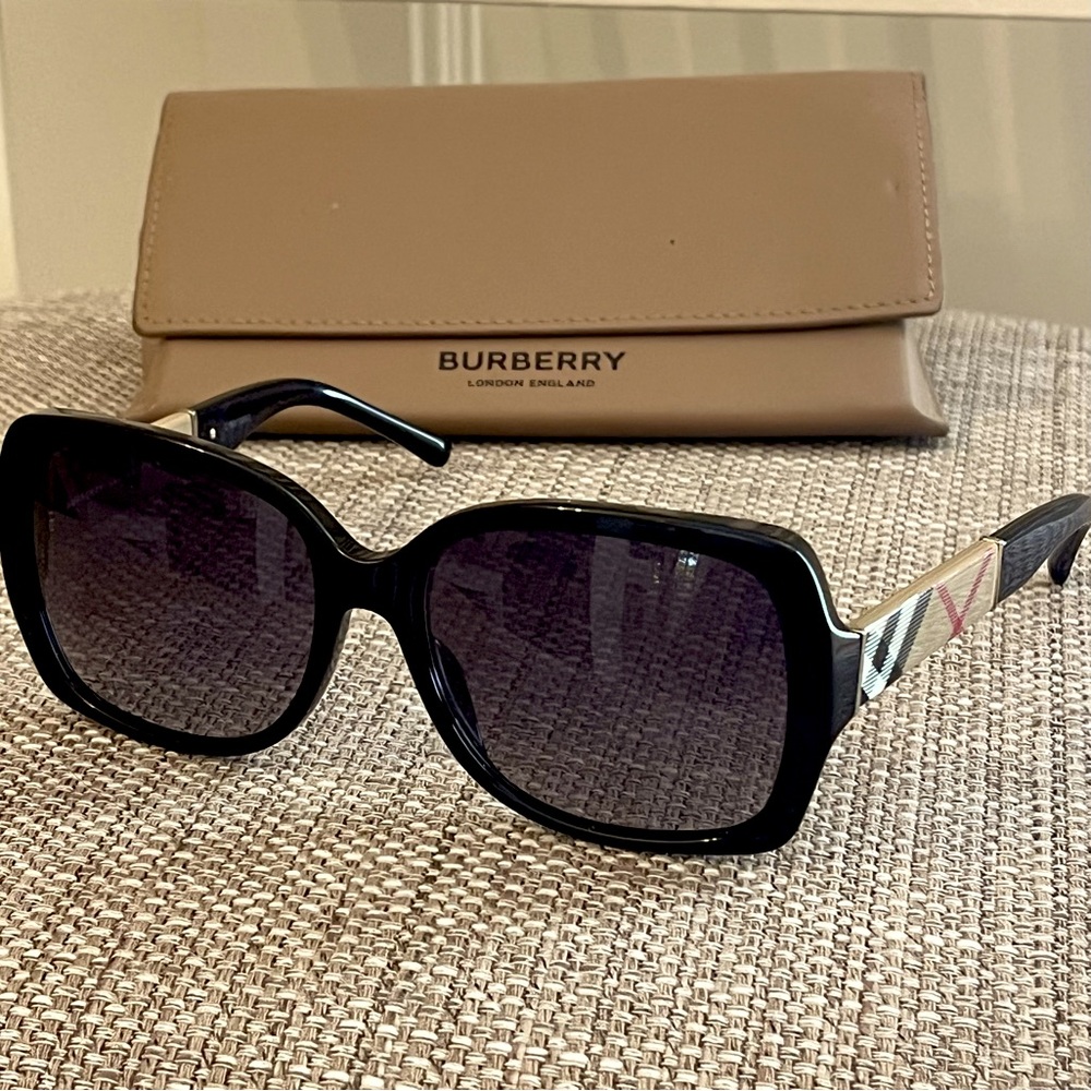 BURBERRY 🌸 Oversized Sunglasses Nova Check Temple